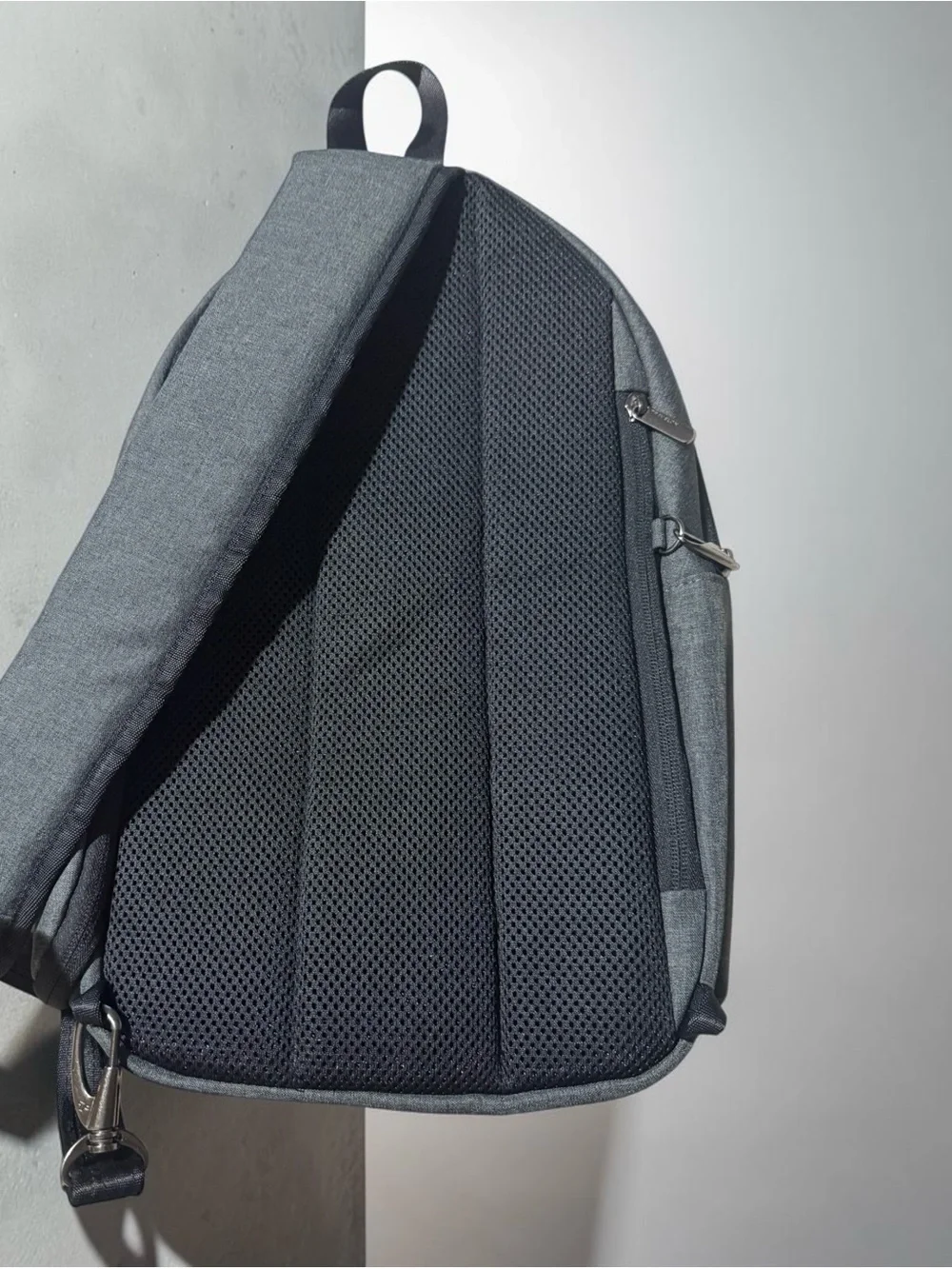 Travelon Charcoal Gray Men’s Sling Crossbody Pack